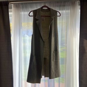 Knitted sleeveless long blazer